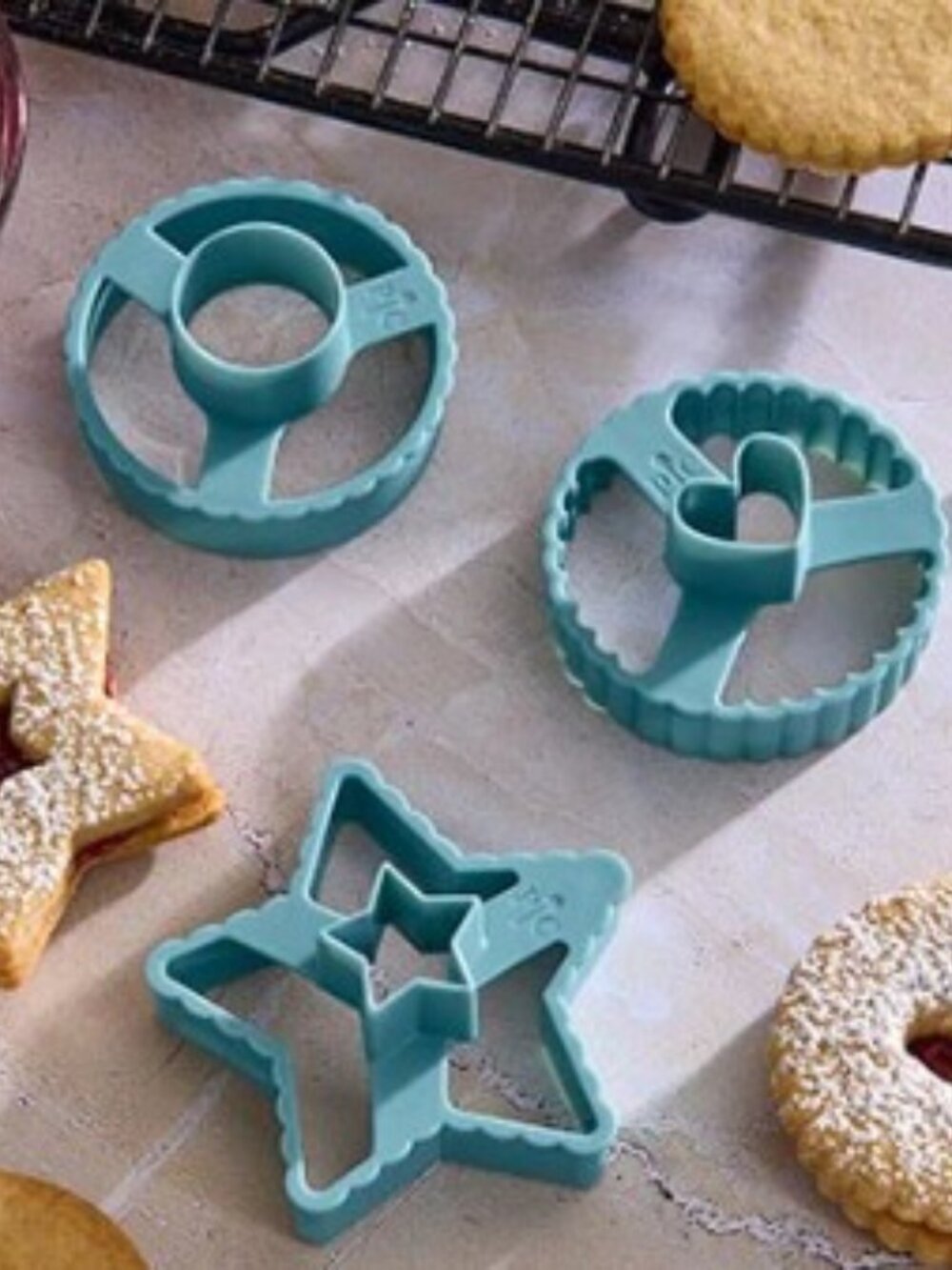 Sandwich Cut N Seal & Cookie Cutters from Pampered Chef - New in Box!